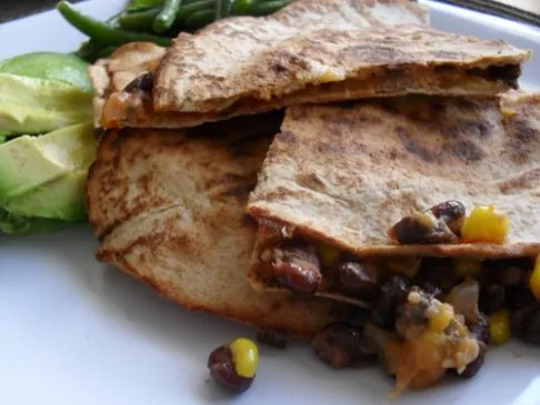 Schwarze Bohnen und Mais Quesadillas