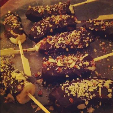 Mit Milchschokolade überzogene Bananen