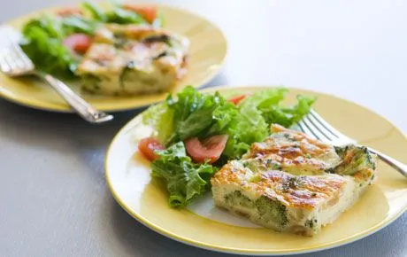 Organische (nicht-dairy) Krustenlose Brokkoli- und Zwiebel-Quiche