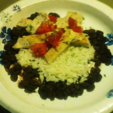 Margarita-gegrilltes Hähnchen mit schwarzen Bohnen und Reis