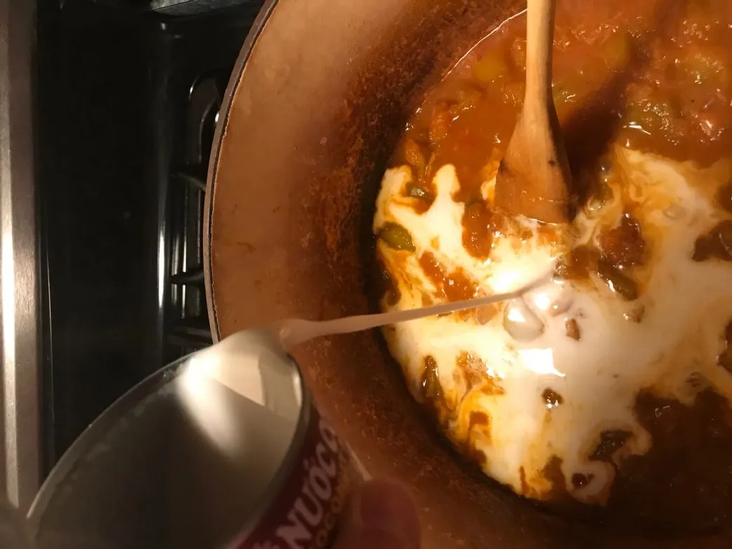 Kobacha-Kürbis (japanischer Kürbis) Suppe mit Curry und Kokosmilch