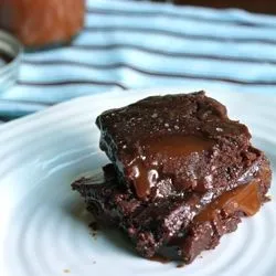 Brownies mit Kokos-Karamellsauce