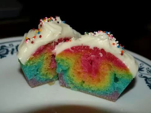 Regenbogen-Cupcakes mit Vanille-Buttercreme-Frosting