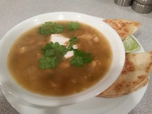 Leichte Posole Pollo (Tomatillo, Hühnchen und Hominy-Suppe)