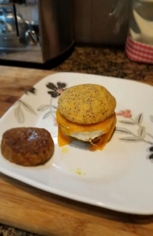 Bacon- und Cheddar-Brötchen