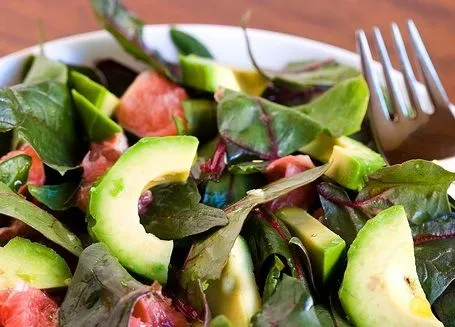 Winter-Zitrussalat mit cremigem Avocado-Dressing