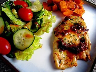 Gewürztes Chipotle-Honig-Hähnchen mit Süßkartoffeln