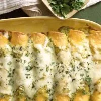 Milde grüne Chilis & cremige Hähnchen-Enchiladas
