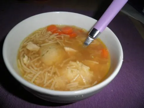 Hausgemachte Hühner-Grießnockerlsuppe