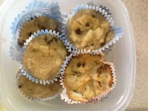 Muffins aus Mandelmehl mit Apfel und Rosinen