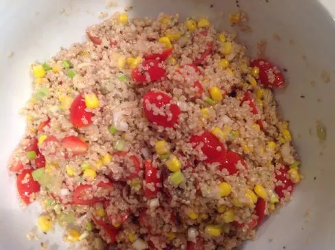 Quinoa, Mais und Kirschtomaten-Salat