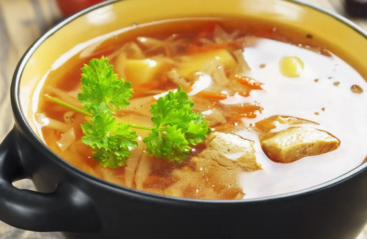 Süß-sauer Hühner- und Kohlsuppe