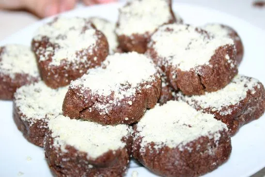 Fudgy Schokoladen-Protein-Snacks ohne Backen