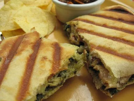 Hühnchen-Basilikum-Pesto-Panini