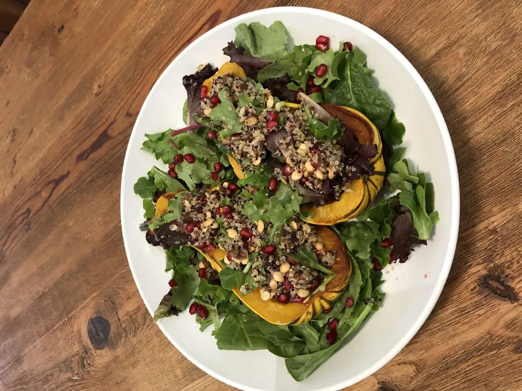 Ernte-Quinoa gefüllte Delicata