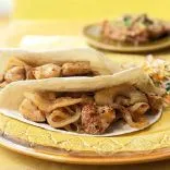 Apfel-Zwiebel-Hühnchen-Tacos
