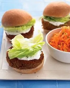 Mediterrane Veggie-Burger mit Minz-Joghurt-Sauce
