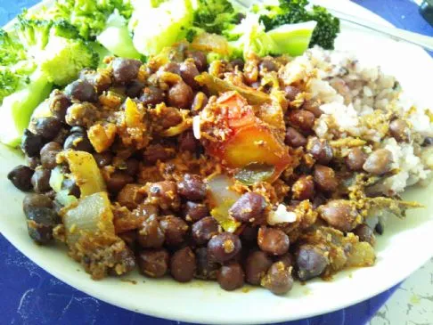 Schwarze Kichererbsen mit gerösteter Kokosnuss und aromatischen Gewürzen