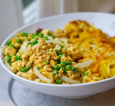 Tofu Scramble Burrito mit Brokkoli und Zwiebel