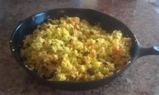 Curry-Quinoa mit schwarzen Bohnen