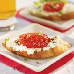 Crostini mit Ricotta und gerösteten Tomaten