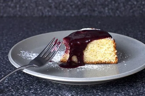 Limetten-Joghurt-Kuchen mit Brombeersauce