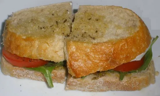 Caprese-Sandwich auf Sauerteig