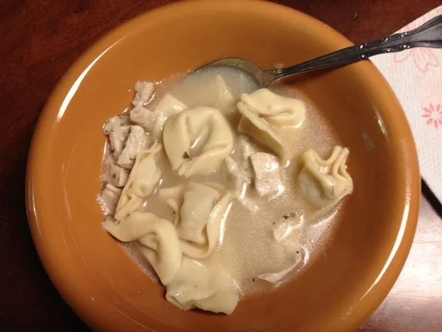 Hühner-Tortellini-Suppe