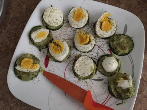 Gurken-Ei-Guacamole "Toast"