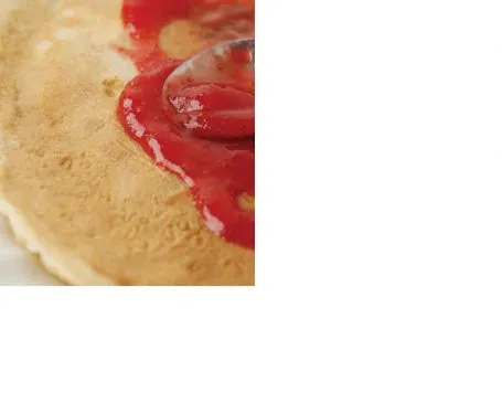 Vollkorn-Pfannkuchen mit zuckerfreier Erdbeersauce