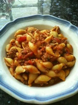 Spaghetti mit Rindfleischsauce und Muschelnudeln