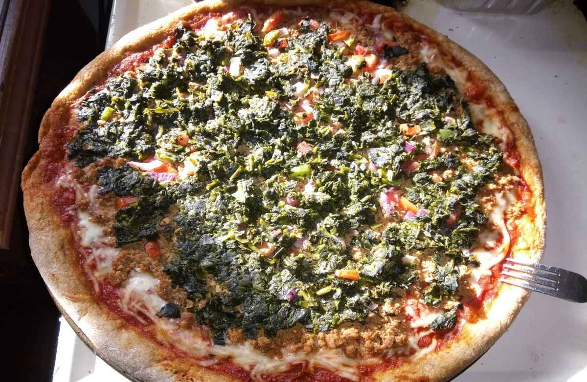 Hausgemachte Vollkorn-Pizza mit Putenhackfleisch 15"