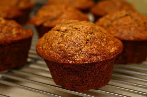 Leckere kalorienarme Bananen-Nuss-Muffins
