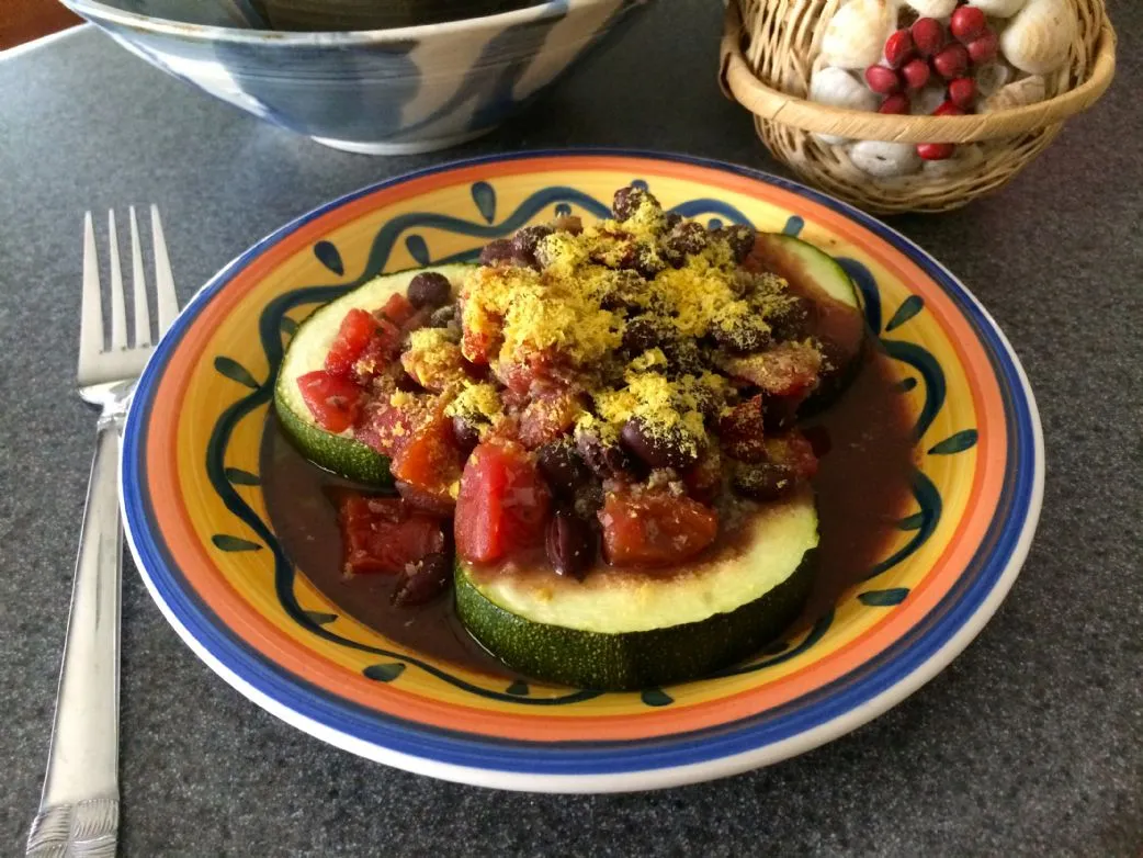 Vegan/Glutenfrei Schwarze Bohnen/Tomate über gebackenem Knoblauch-Zucchini