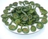 Gedämpfte Fiddleheads