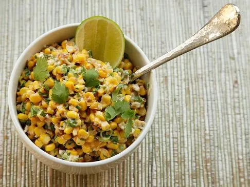 Esquites (Mexikanischer Straßenmaissalat)