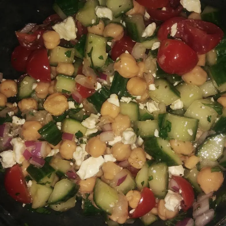 Kichererbsensalat mit Gurke, Tomate & Feta