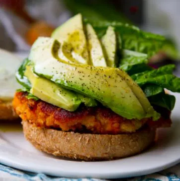 Süßkartoffel-Veggie-Burger mit Avocado