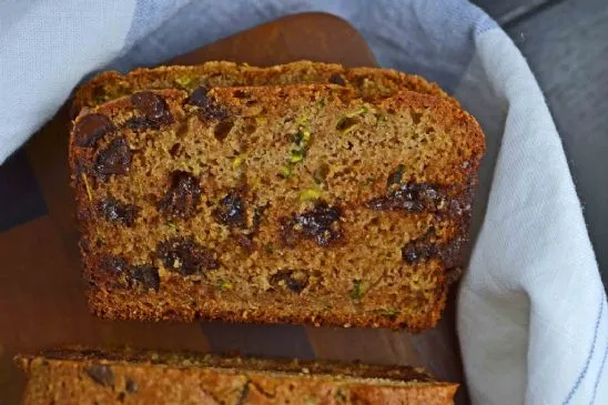 Glutenfreie Schokoladenstückchen-Zucchini-Muffins oder -Brot