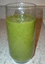 Grüner Smoothie: Spinat, Banane & Erdbeere