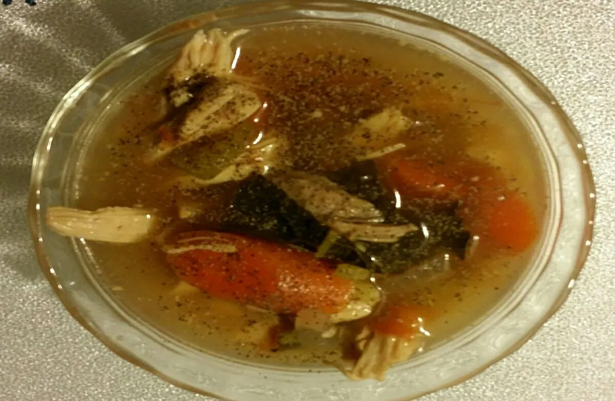 Hausgemachte Hühner-Gemüsesuppe