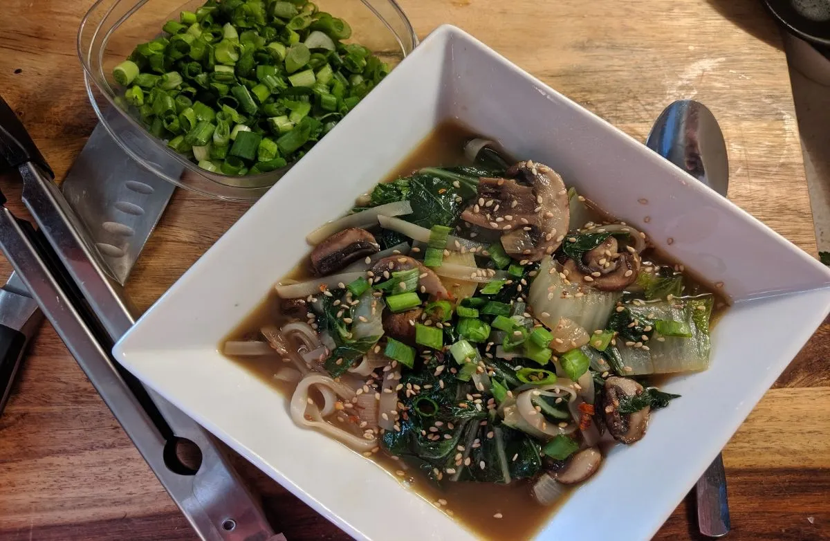 Ingwer-Knoblauch-Pho mit Crimini-Pilzen und Bok Choy