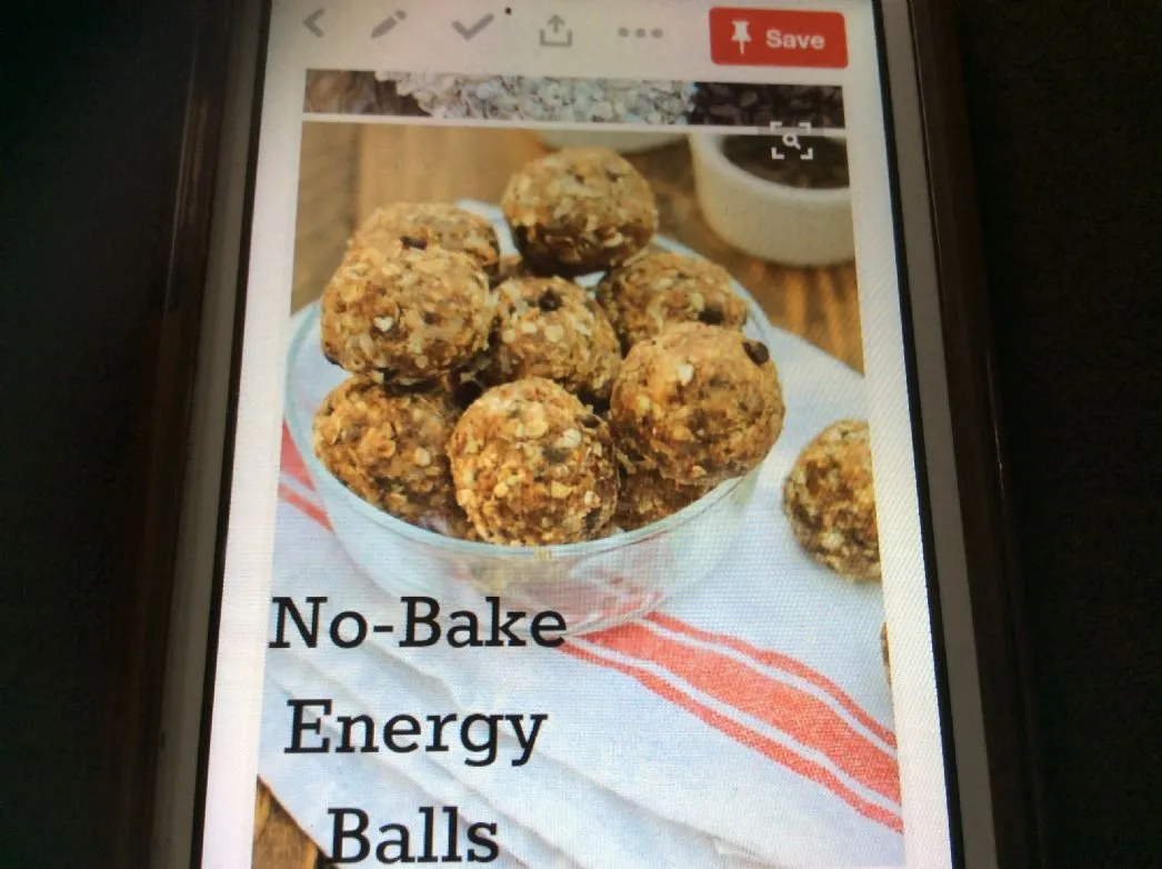 Energie-Bällchen (Erdnussbutter, Kokosnuss, Zartbitterschokolade)