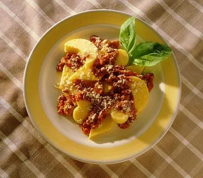 Frittierte Polenta mit Fleischsauce