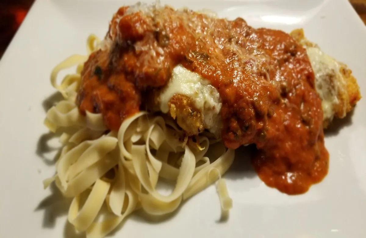 Keto Hähnchen Parmesan