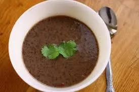 Schwarze-Bohnen-Suppe mit Schinken