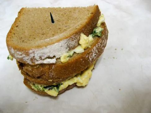 Eiersalat-Sandwich auf Roggen