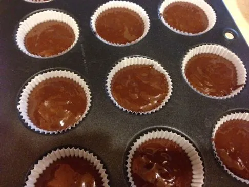 Dunkle Schokoladen-Mandelbissen