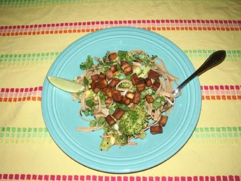 Scharfe Thai-Erdnussnudeln