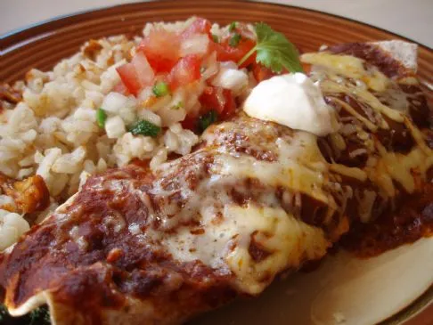 Hühnchen & Spinat Enchiladas mit traditioneller Enchilada-Sauce